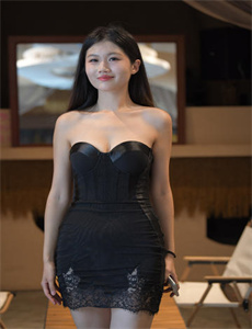 《小少爷撅着屁股挨C》