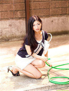 《用刀划开女孩子的衣服》